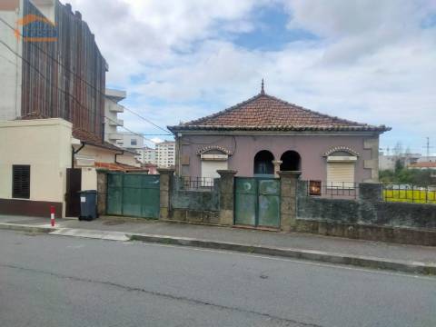 Terreno para construção em altura ou restauro da moradia existente