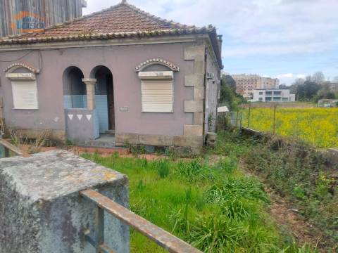 Terreno para construção em altura ou restauro da moradia existente