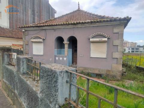 Terreno para construção em altura ou restauro da moradia existente