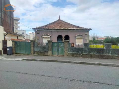 Terreno para construção em altura ou restauro da moradia existente