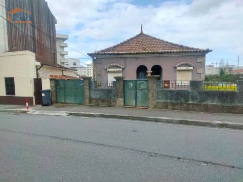 Terreno para construção em altura ou restauro da moradia existente