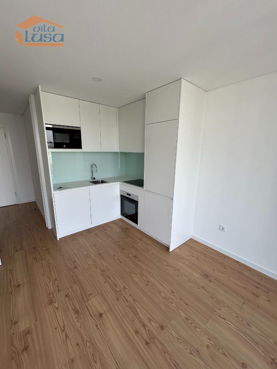 T1 (novo) com varanda e Lugar de Garagem 