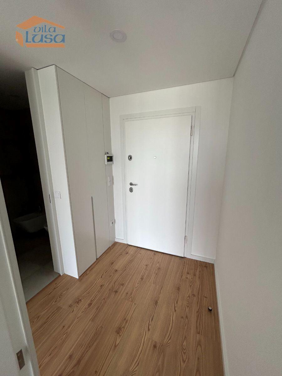 T1 (novo) com varanda e Lugar de Garagem 