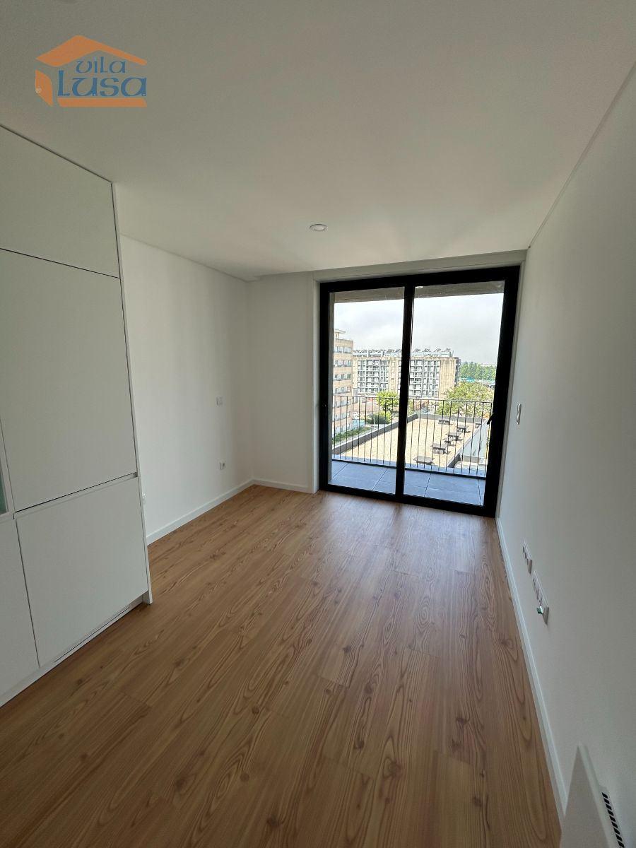 T1 (novo) com varanda e Lugar de Garagem 