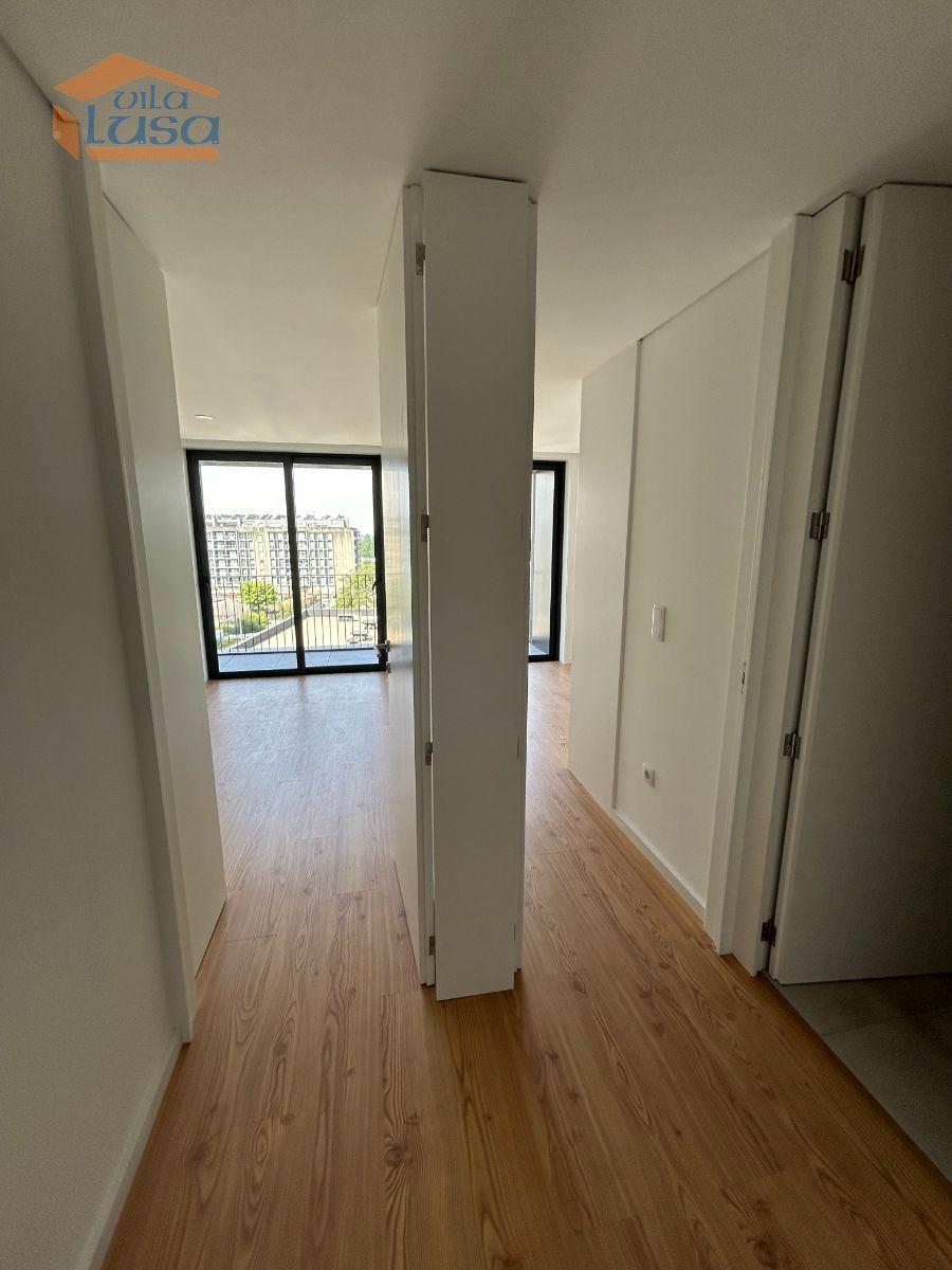 T1 (novo) com varanda e Lugar de Garagem 