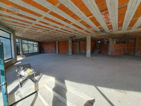  Loja de Gaveto com 607m2 de área bruta, na Madalena, Vila Nova de Gaia