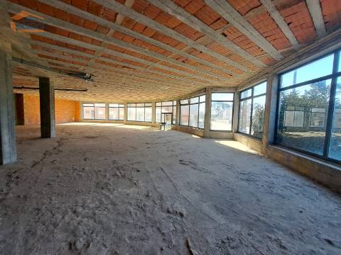  Loja de Gaveto com 607m2 de área bruta, na Madalena, Vila Nova de Gaia