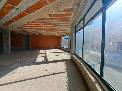  Loja de Gaveto com 607m2 de área bruta, na Madalena, Vila Nova de Gaia