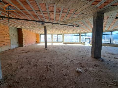  Loja de Gaveto com 607m2 de área bruta, na Madalena, Vila Nova de Gaia