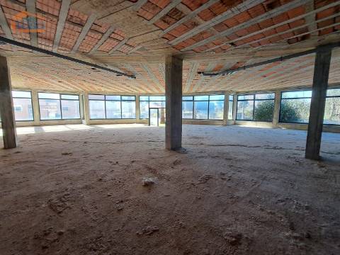  Loja de Gaveto com 607m2 de área bruta, na Madalena, Vila Nova de Gaia