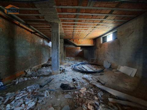  Loja de Gaveto com 607m2 de área bruta, na Madalena, Vila Nova de Gaia