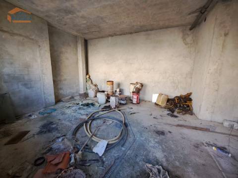  Loja de Gaveto com 607m2 de área bruta, na Madalena, Vila Nova de Gaia