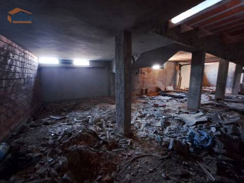  Loja de Gaveto com 607m2 de área bruta, na Madalena, Vila Nova de Gaia