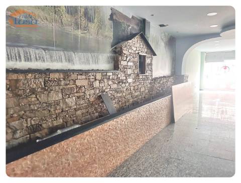 Loja duas frentes montada para restaurante rotunda da Areosa