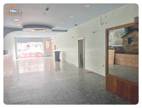 Loja duas frentes montada para restaurante rotunda da Areosa