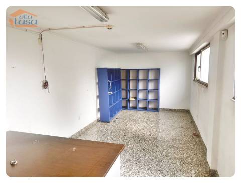 Loja duas frentes montada para restaurante rotunda da Areosa