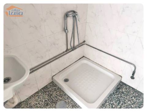 Loja duas frentes montada para restaurante rotunda da Areosa