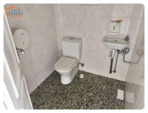 Loja duas frentes montada para restaurante rotunda da Areosa