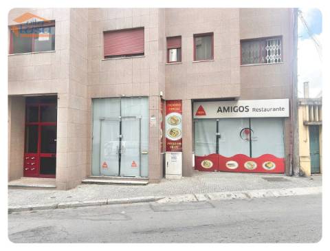 Loja duas frentes montada para restaurante rotunda da Areosa