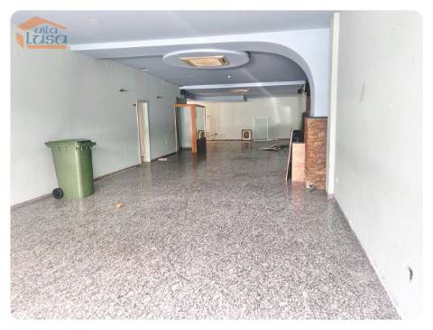 Loja duas frentes montada para restaurante rotunda da Areosa