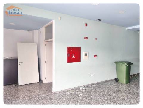 Loja duas frentes montada para restaurante rotunda da Areosa