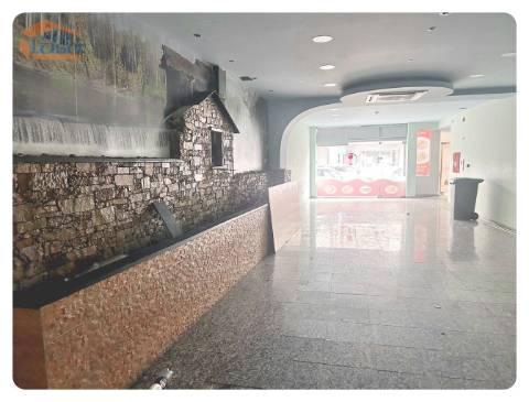 Loja duas frentes montada para restaurante rotunda da Areosa