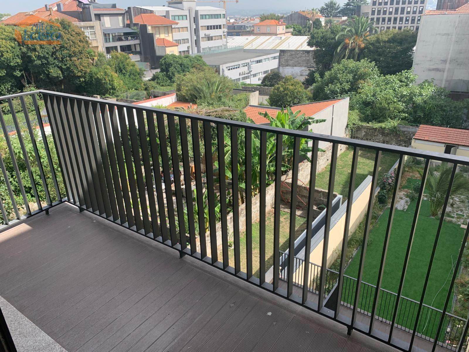 Junto á  Rua de Santa Catarina  encontramos este magnifico T0 com 53m2