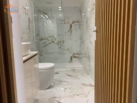 Junto á  Rua de Santa Catarina  encontramos este magnifico T0 com 53m2