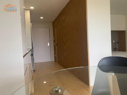 Junto á  Rua de Santa Catarina  encontramos este magnifico T0 com 53m2