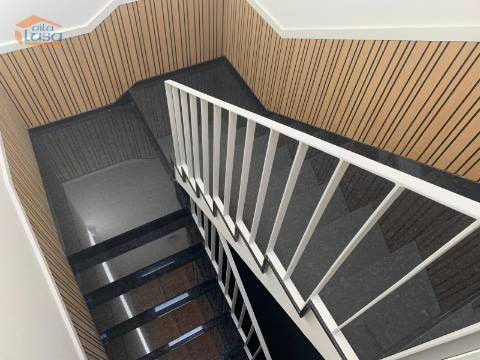 Junto á  Rua de Santa Catarina  encontramos este magnifico T0 com 53m2