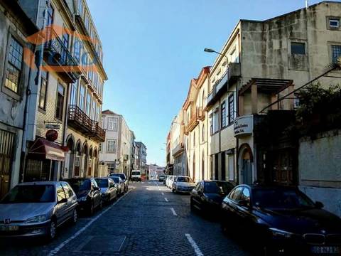 Junto á  Rua de Santa Catarina  encontramos este magnifico T0 com 53m2