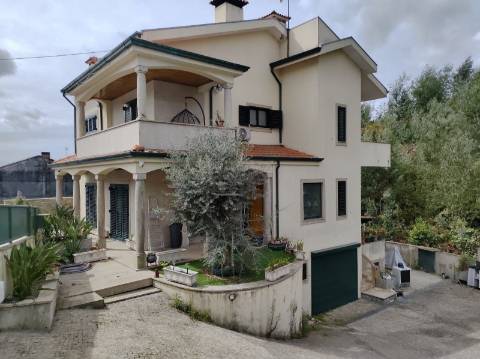 Moradia Isolada T5 em Sobrado ( Valongo)