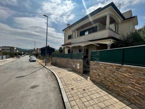 Moradia Isolada T5 em Sobrado ( Valongo)