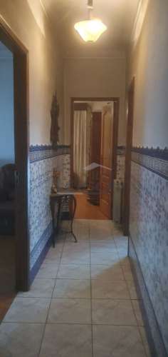 Moradia e Vinha com adega para venda