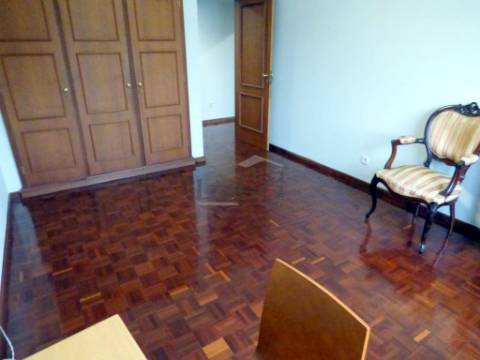 T3 Pedrouços Mobilado cozinha equipada garagem para 2 carros e arrumo