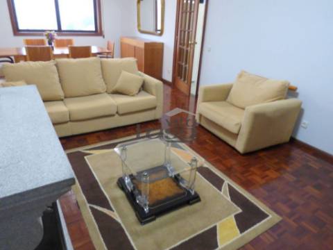 T3 Pedrouços cozinha equipada garagem para 2 carros e arrumo