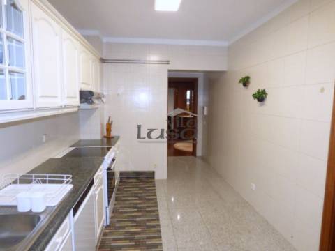 T3 Pedrouços cozinha equipada garagem para 2 carros e arrumo