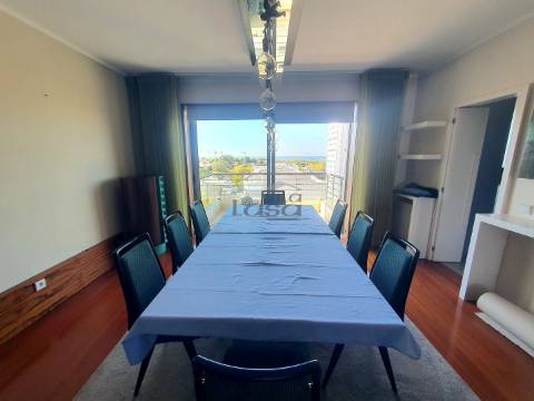 T3 Aviz  Como Novo, Varanda a Poente e dois lugares de garagem