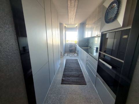 T3 Aviz  Como Novo, Varanda a Poente e dois lugares de garagem