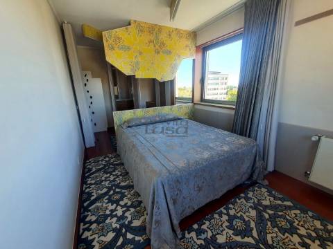 T3 Aviz  Como Novo, Varanda a Poente e dois lugares de garagem