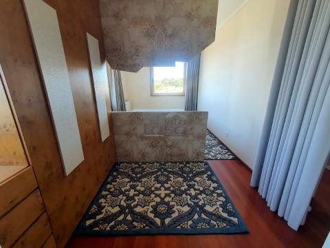 T3 Aviz  Como Novo, Varanda a Poente e dois lugares de garagem