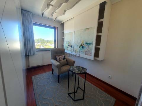 T3 Aviz  Como Novo, Varanda a Poente e dois lugares de garagem