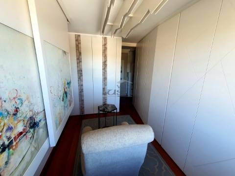 T3 Aviz  Como Novo, Varanda a Poente e dois lugares de garagem