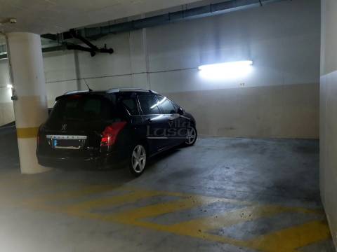 T3 Aviz  Como Novo, Varanda a Poente e dois lugares de garagem