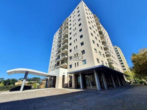 T3 Aviz  Como Novo, Varanda a Poente e dois lugares de garagem