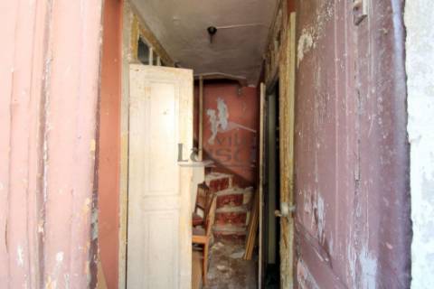 Moradia com terreno no centro gaia para recuperar