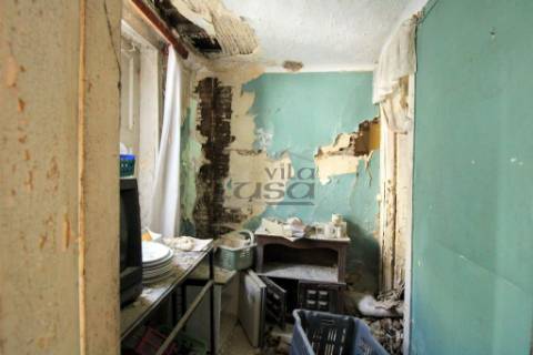 Moradia com terreno no centro gaia para recuperar