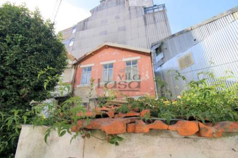 Moradia com terreno no centro gaia para recuperar