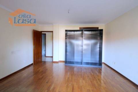 T1+1 Vilar de Paraíso em condomínio Fechado com jardim e Piscina exterior