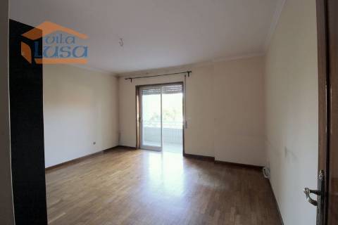 T1+1 Vilar de Paraíso em condomínio Fechado com jardim e Piscina exterior